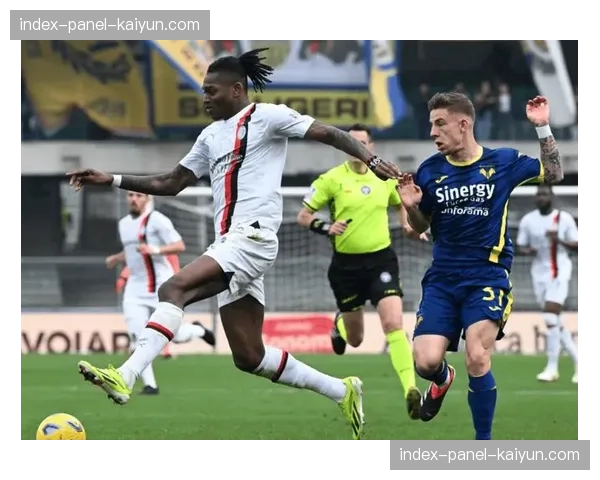 维罗纳vs萨勒尼塔纳实时:保级关键战,双方均排出5-3-2注重防守的阵型 维罗纳vs萨勒尼塔纳实时:保级关键战,双方均排出5-3-2注重防守的阵型